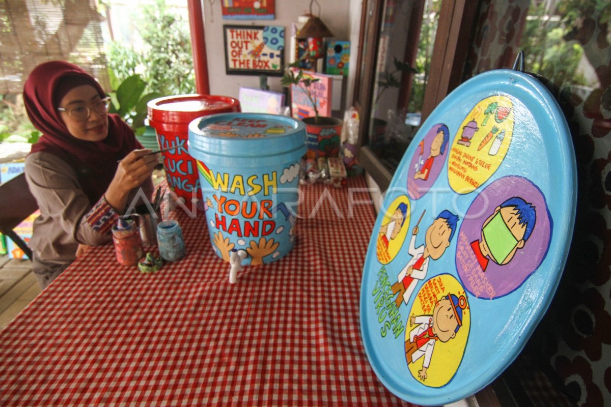 KREASI SENI LUKIS BARANG BEKAS | ANTARA Foto