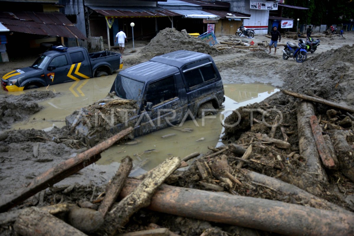 BANJIR BANDANG DI MASAMBA | ANTARA Foto