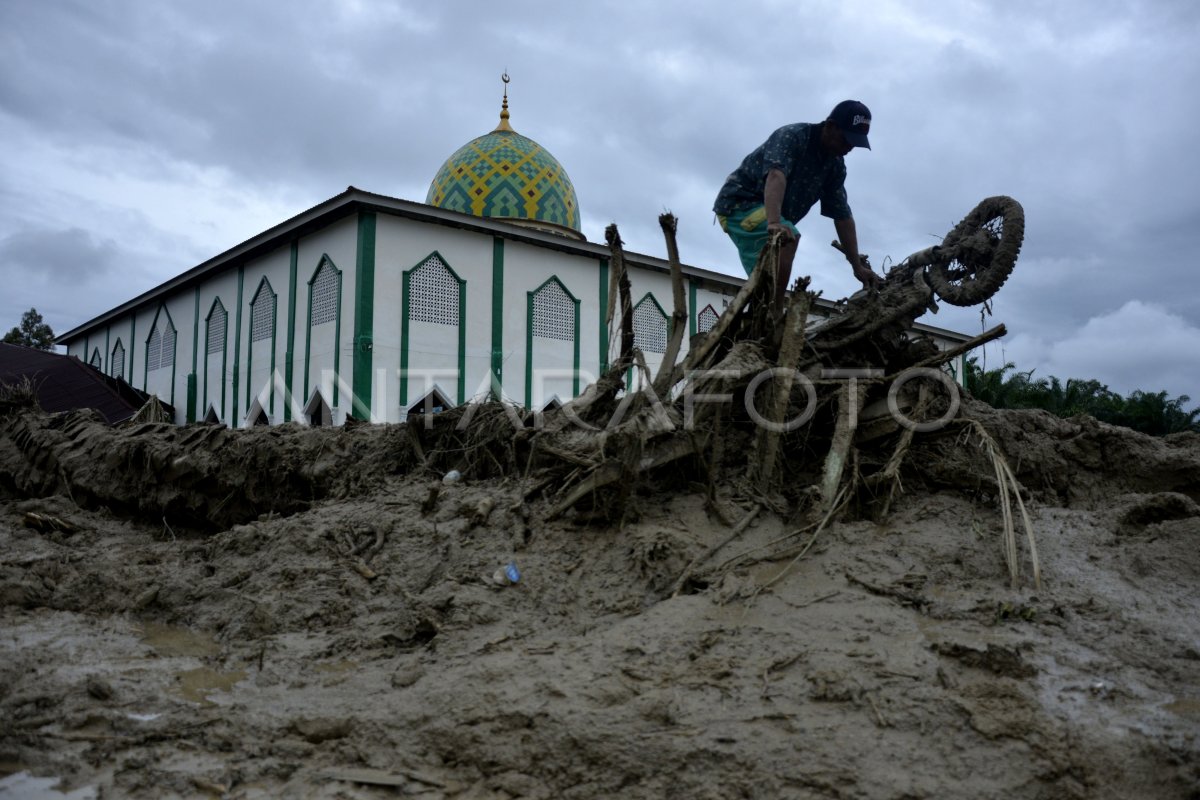 Warga Terdampak Banjir Bandang Di Masamba Antara Foto