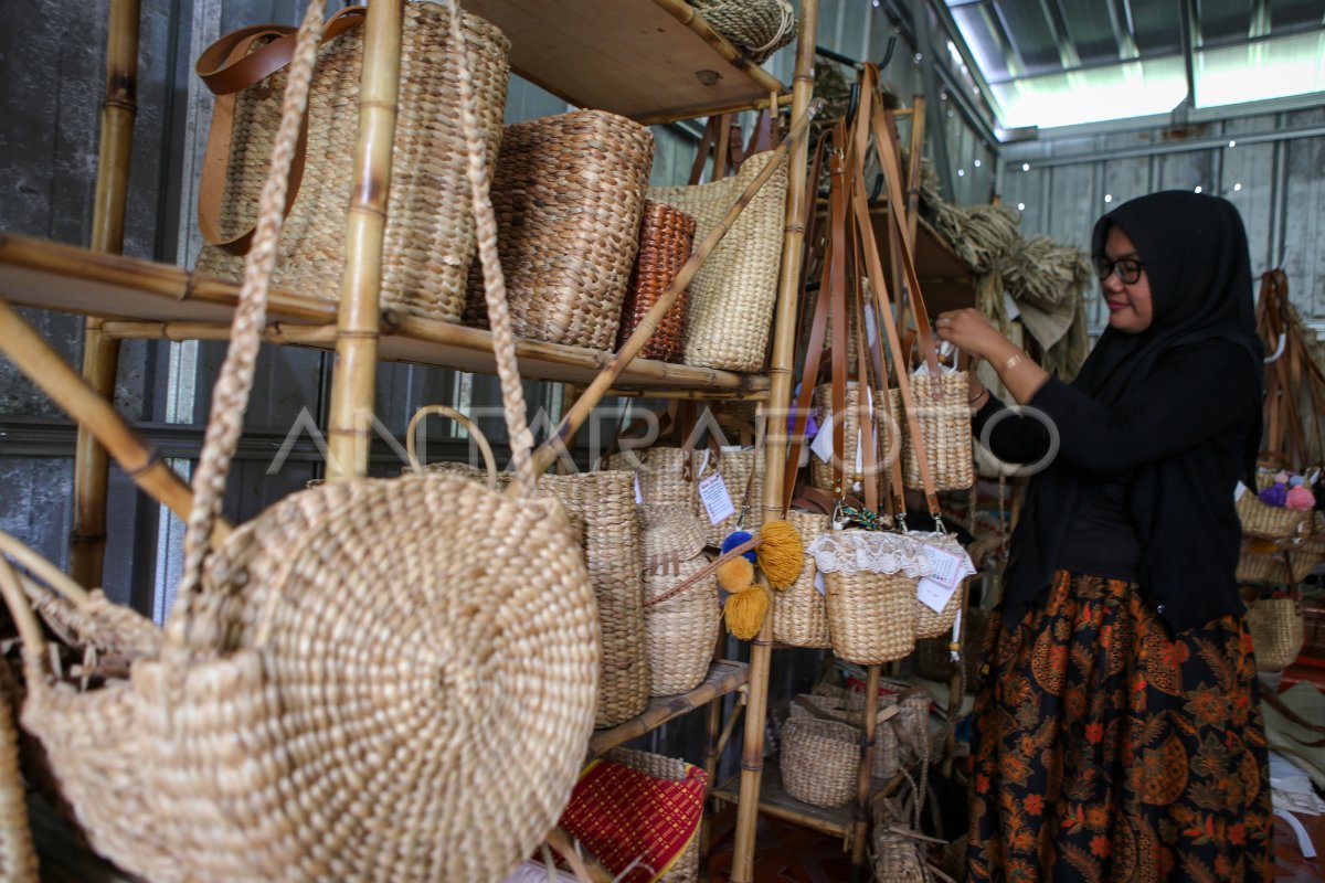 Kerajinan Eceng Gondok Antara Foto