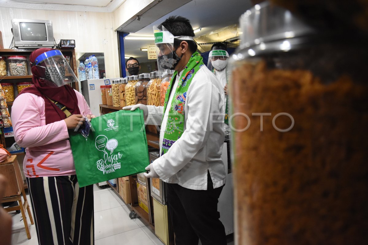 KAMPANYE PENGGUNAAN KANTONG BELANJA RAMAH LINGKUNGAN | ANTARA Foto