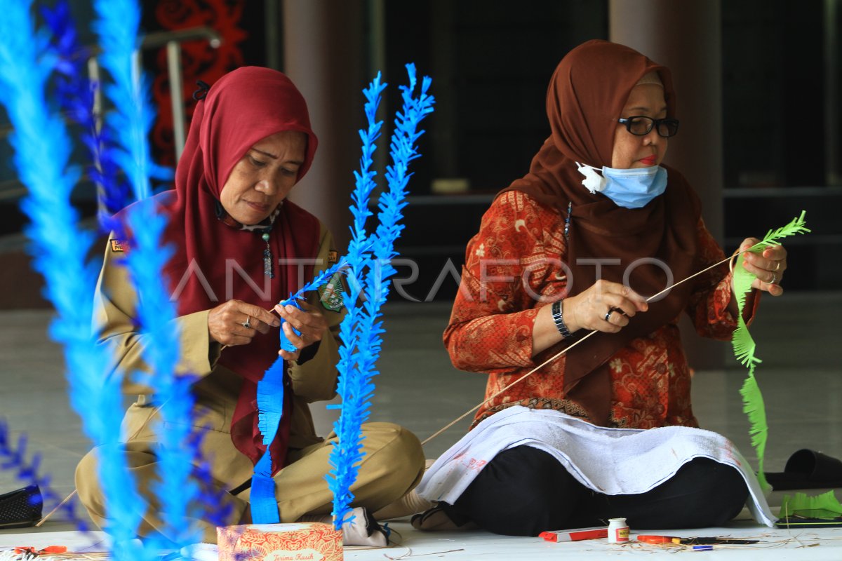 PELATIHAN MEMBUAT HIASAN BUNGA MANGGAR | ANTARA Foto