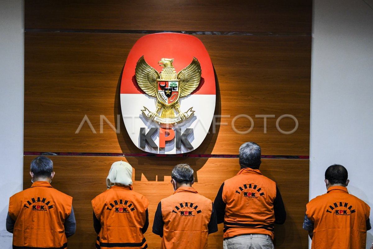 KPK TAHAN LIMA TERSANGKA KORUPSI PROYEK FIKTIF WASKITA KARYA | ANTARA Foto