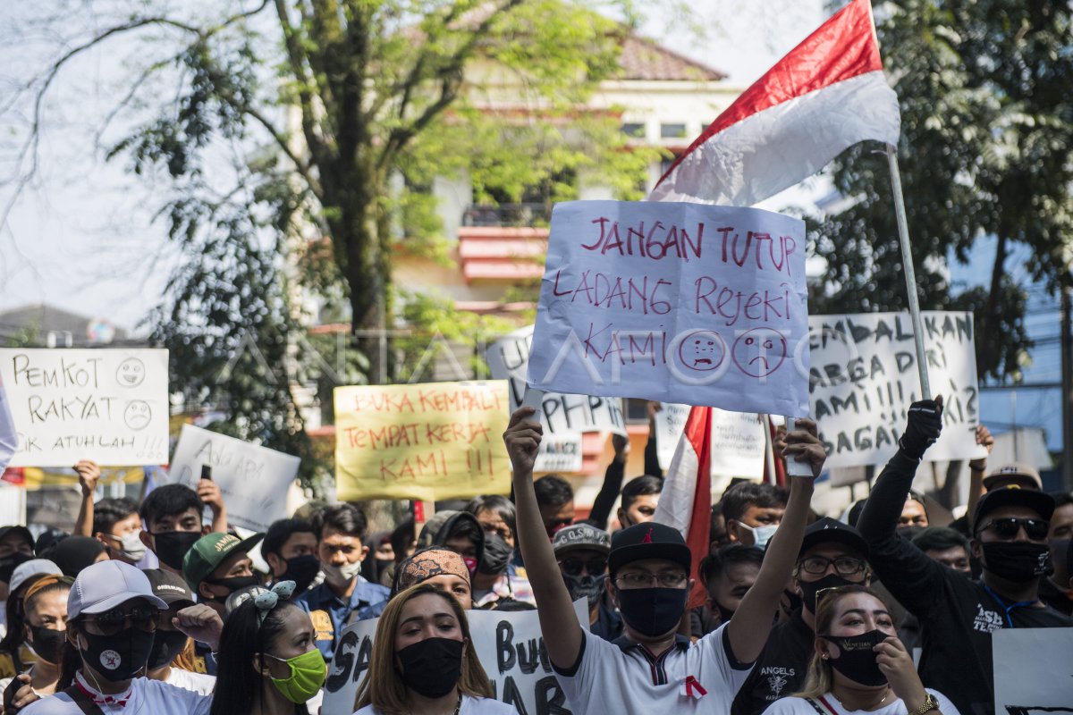 AKSI PEKERJA HIBURAN MALAM | ANTARA Foto