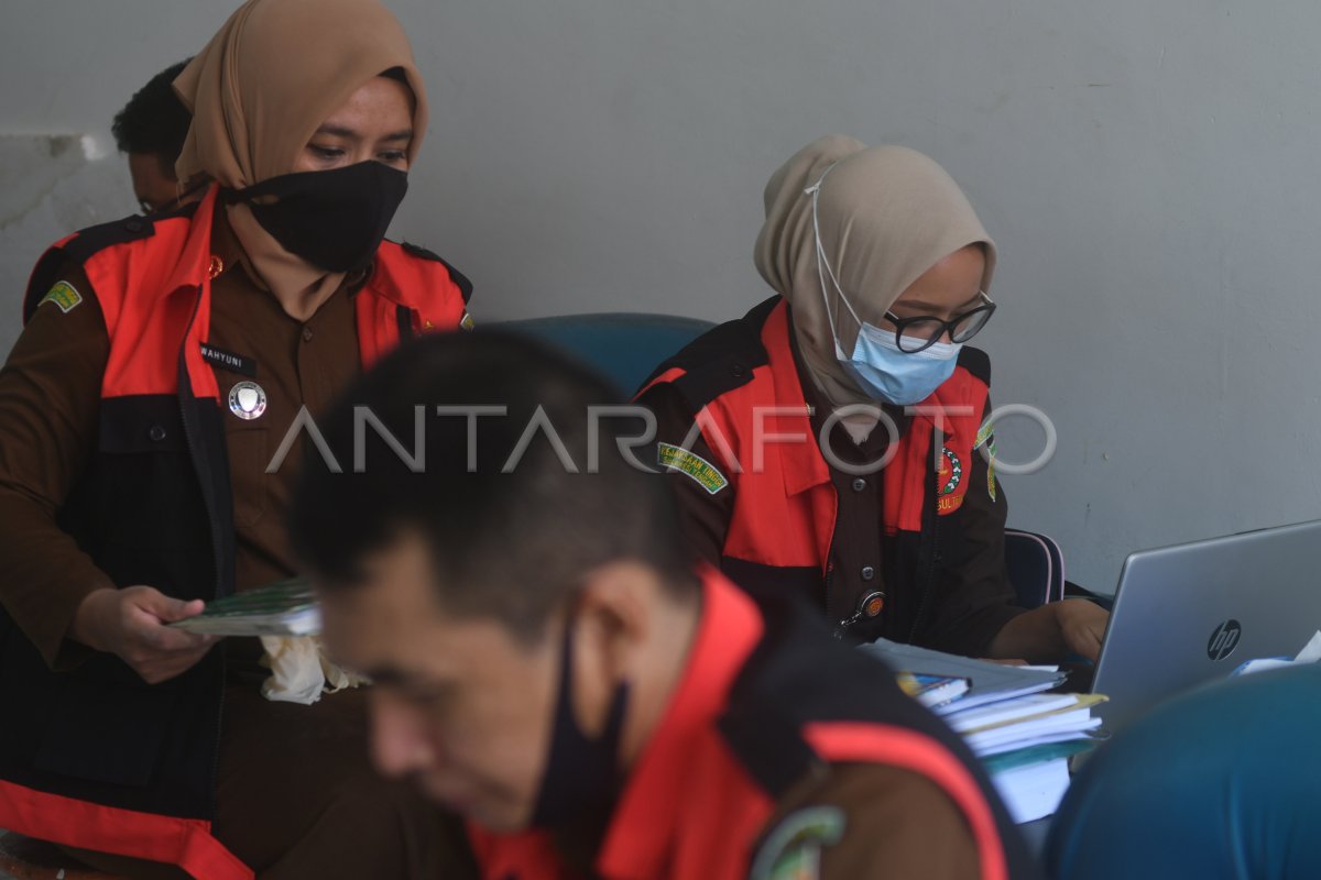 KEJAKSAAN GELEDAH KANTOR BAPPEDA KOTA PALU | ANTARA Foto