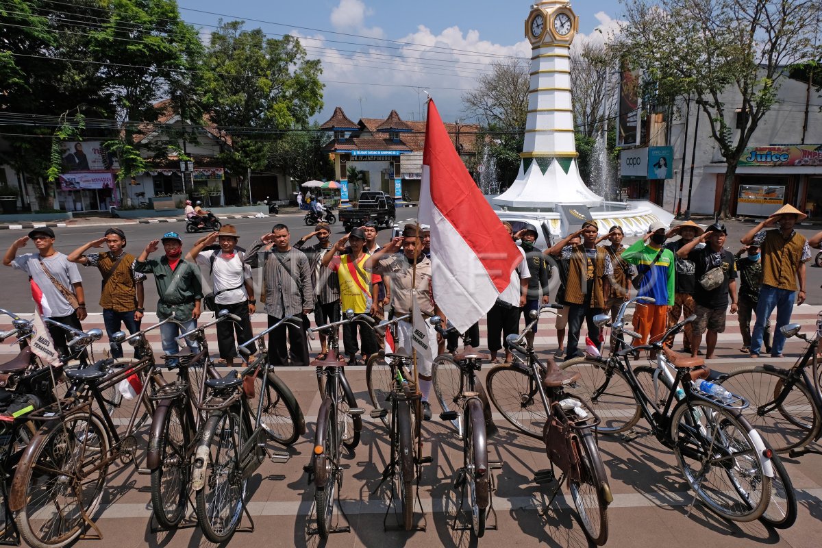 Aksi Komunitas Sepeda Tua Jelang Hut Kemerdekaan Ri Antara Foto