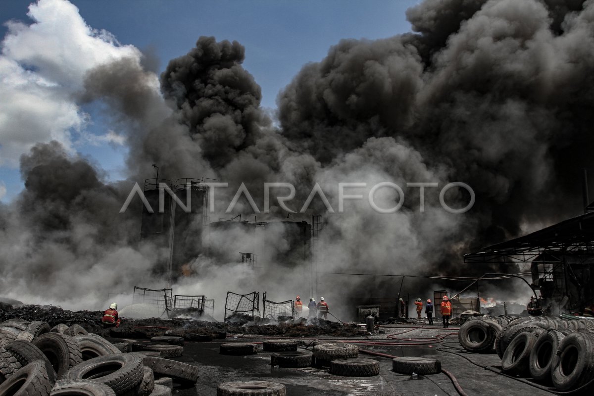 KEBAKARAN PABRIK PENGOLAHAN BAN BEKAS | ANTARA Foto