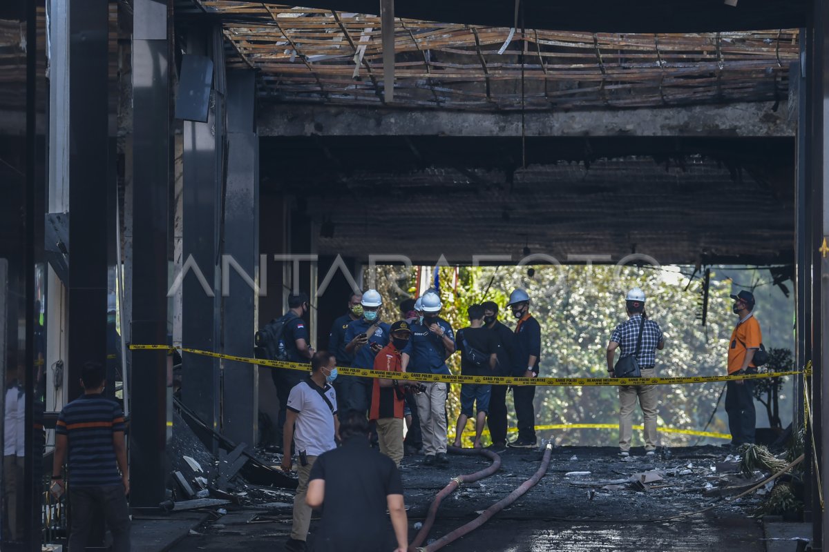 OLAH TKP KEBAKARAN GEDUNG UTAMA KEJAGUNG DITUNDA | ANTARA Foto