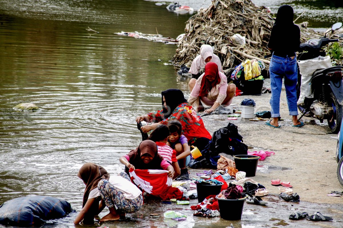 Mencuci Pakaian Di Sungai Keruh Antara Foto