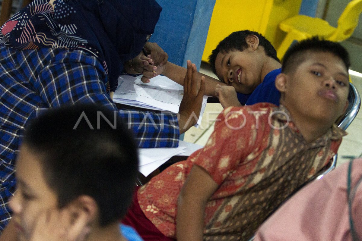 KELAS TERAPI ANAK BERKEBUTUHAN KHUSUS | ANTARA Foto