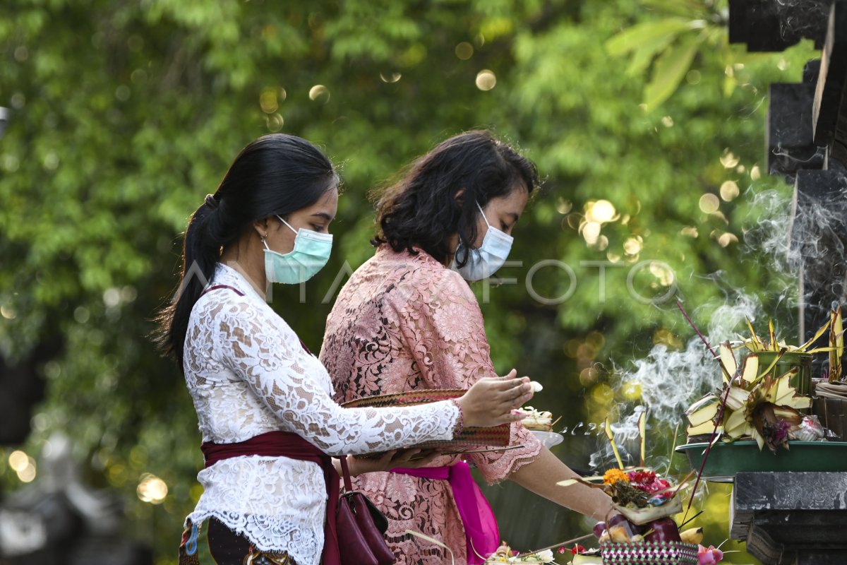 Perayaan Hari Raya Galungan Di Surabaya Antara Foto