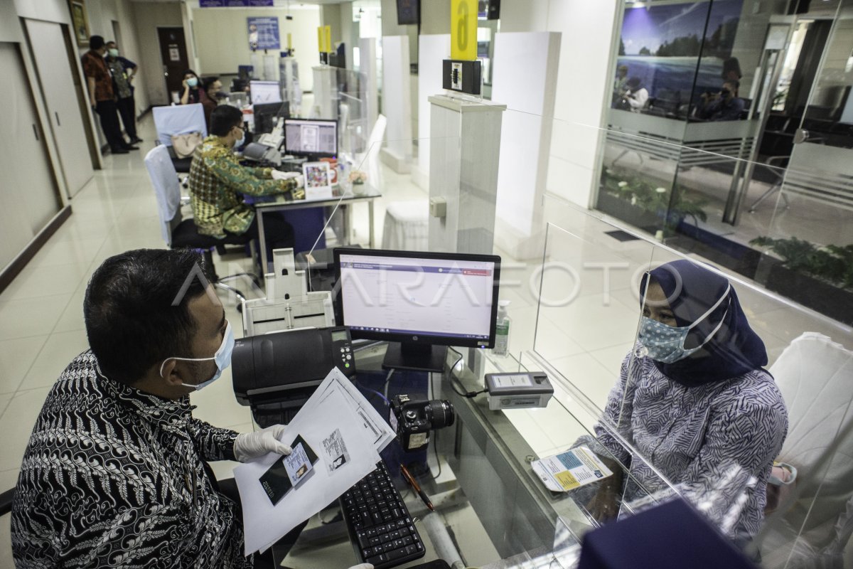 MASA BERLAKU PASPOR 10 TAHUN | ANTARA Foto