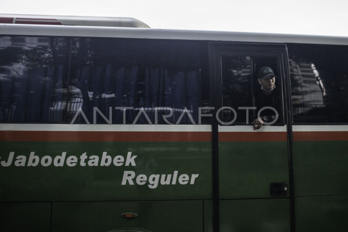 PENURUNAN JUMLAH PENUMPANG ANGKUTAN UMUM DI JAKARTA | ANTARA Foto