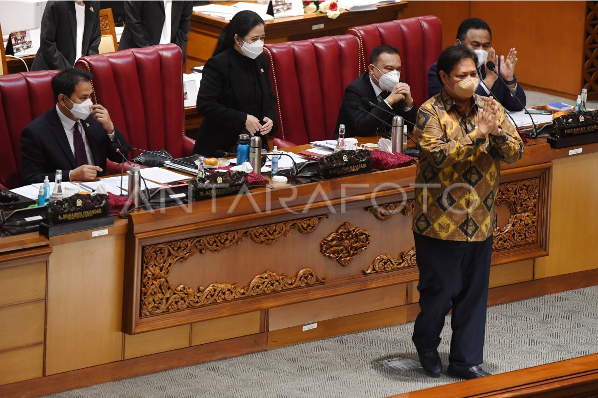 PENGESAHAN UU CIPTA KERJA | ANTARA Foto