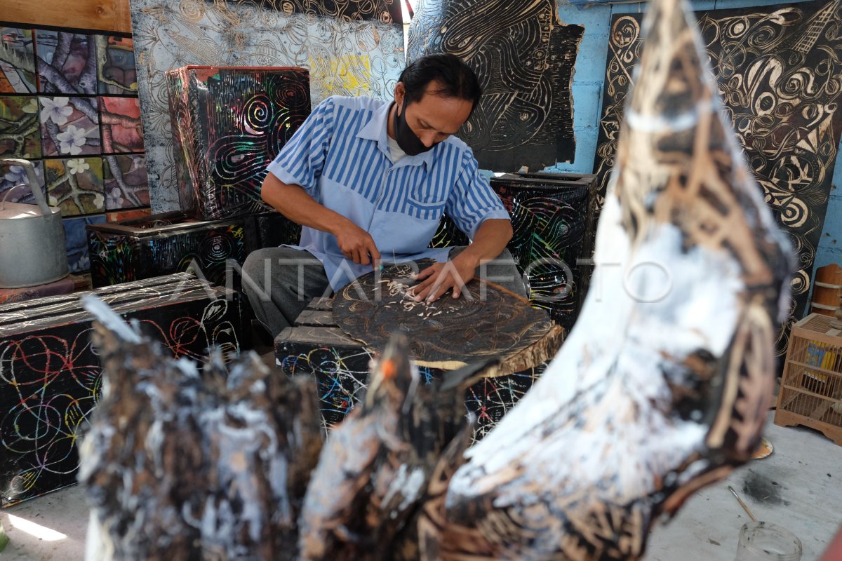 Kerajinan Ukir Kayu Antara Foto