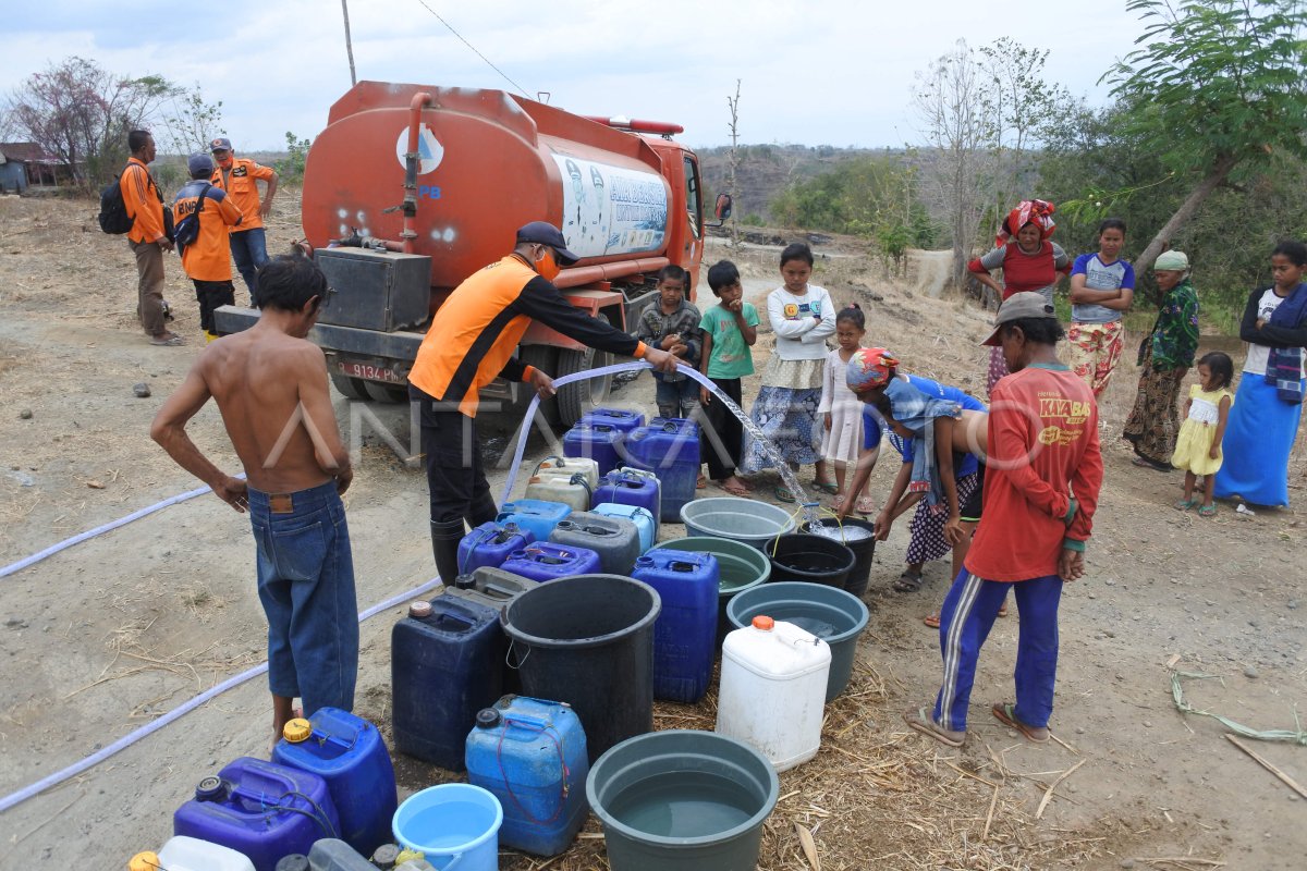 DISTRIBUSI AIR BERSIH | ANTARA Foto