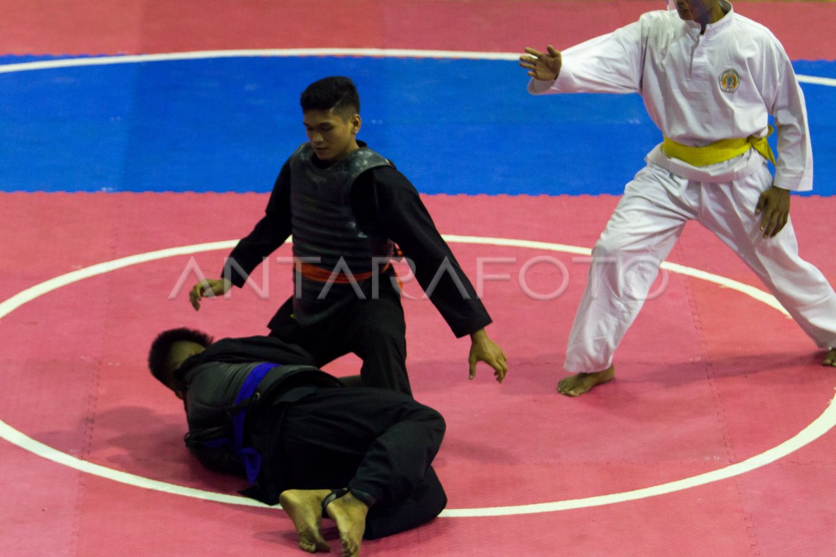 Atlet pencak silat Jambi bersalaman dengan pelatih setelah pertandingan