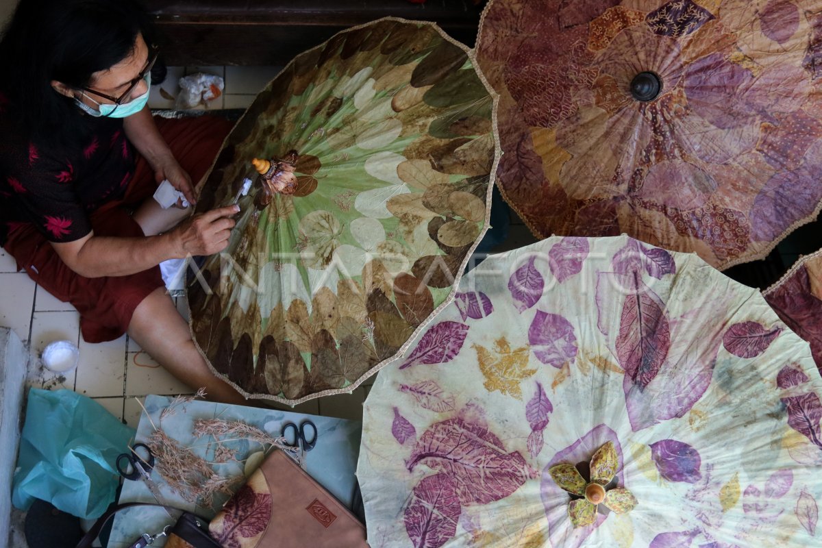 KERAJINAN BERBAHAN BAKU KERTAS SEMEN | ANTARA Foto