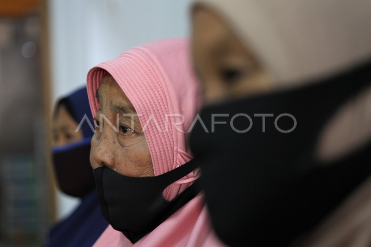 KASUS TIGA NENEK DI PHK TANPA PESANGON | ANTARA Foto