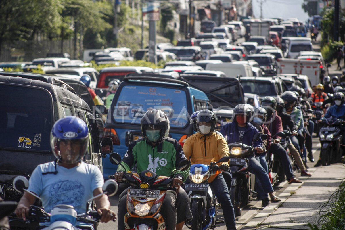 Jalur Puncak Macet Saat Libur Panjang Antara Foto