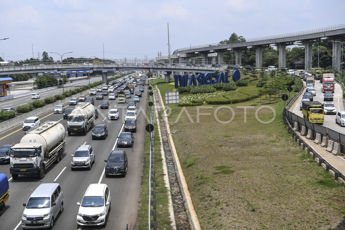 Jumlah Kendaraan Keluar Jakarta Meningkat Di Hari Ked