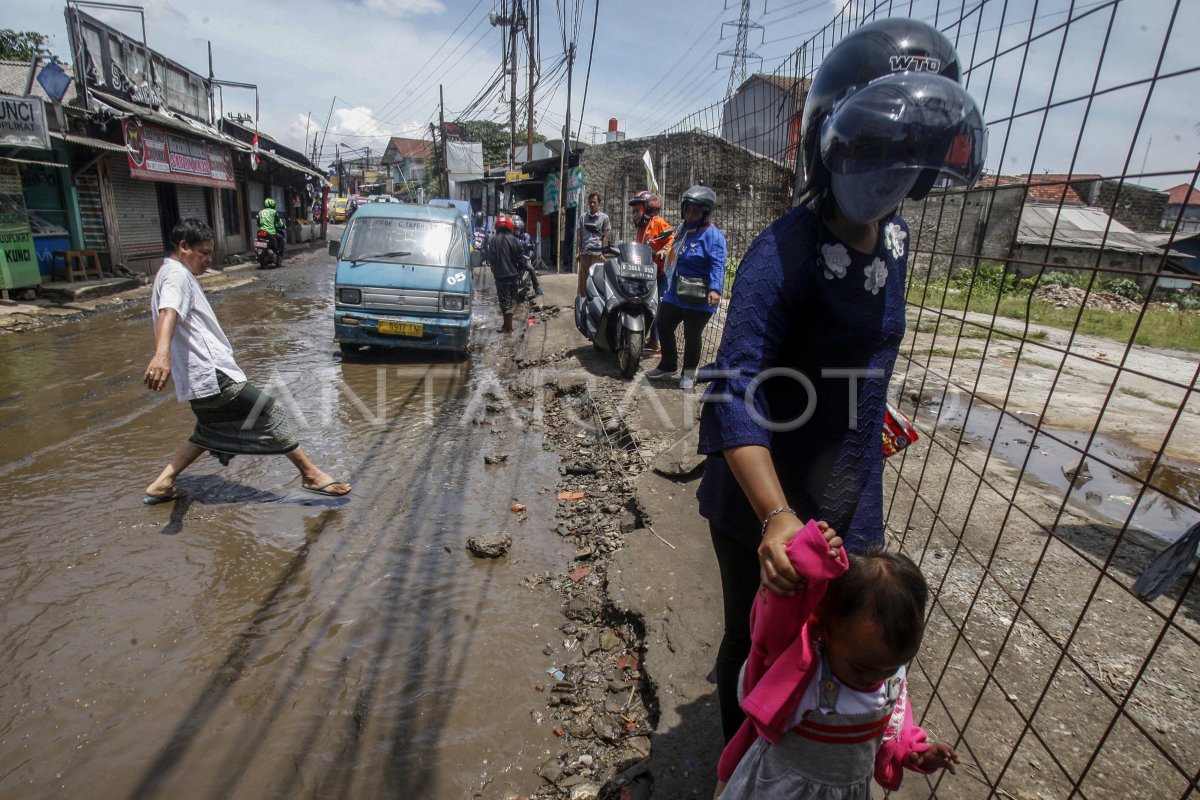 AKSES JALAN RUSAK DAN TERGENANG DI BOGOR | ANTARA Foto