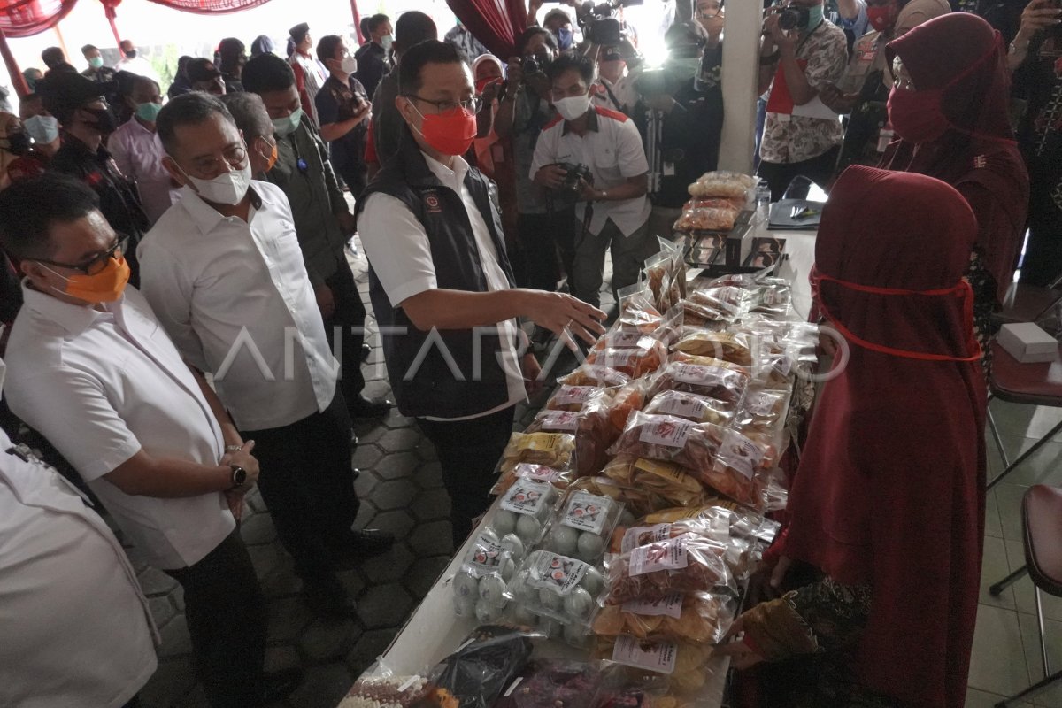 PENYALURAN BANTUAN SOSIAL TUNAI OLEH MENSOS | ANTARA Foto