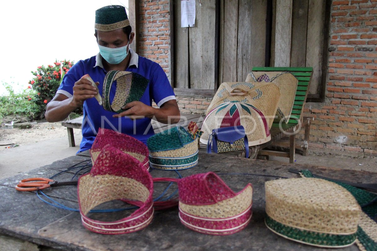 PERAJIN ANYAMAN BAMBU DI ROKAN HULU | ANTARA Foto