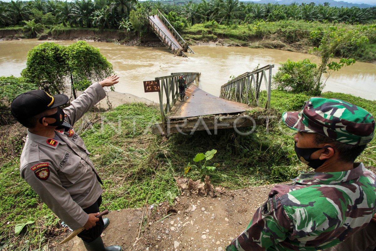 Jembatan Penghubung Putus Diterjang Banjir Antara Foto 