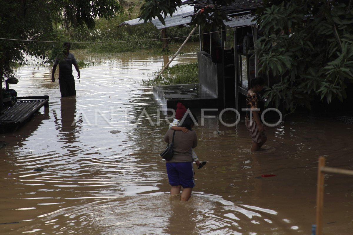 Sungai Bengawan Solo Meluap Antara Foto 0702