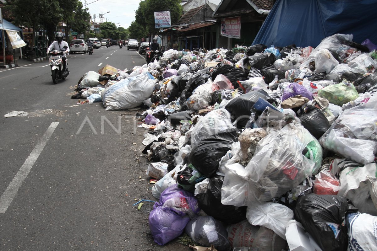 PENUMPUKAN SAMPAH DI YOGYAKARTA | ANTARA Foto