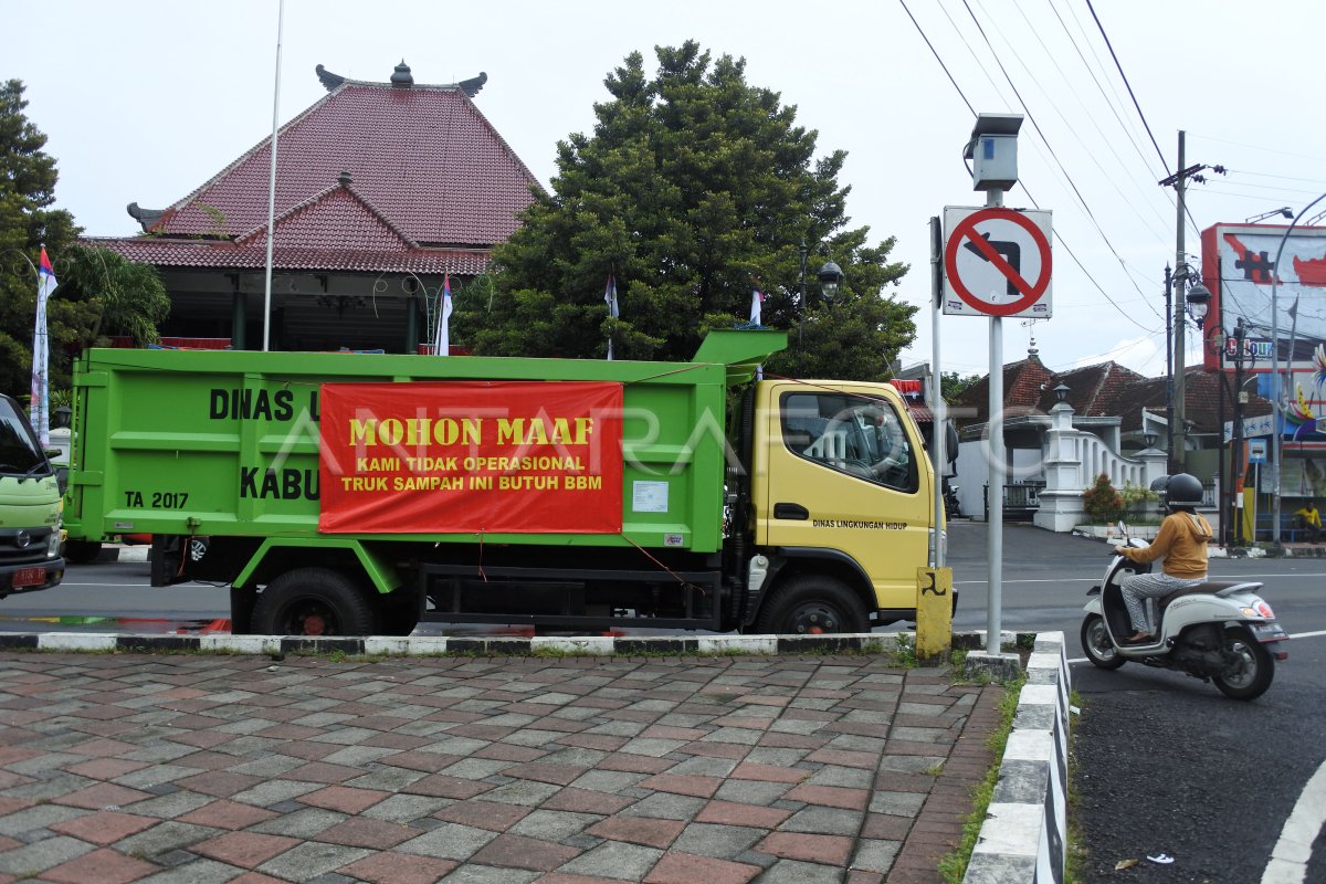 TRUK PENGANGKUT SAMPAH MOGOK BEROPERASI | ANTARA Foto