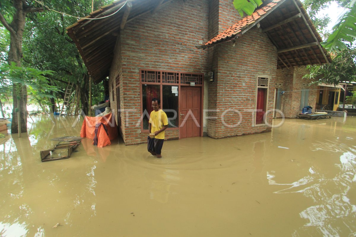 Banjir Luapan Sungai Cimanuk Antara Foto