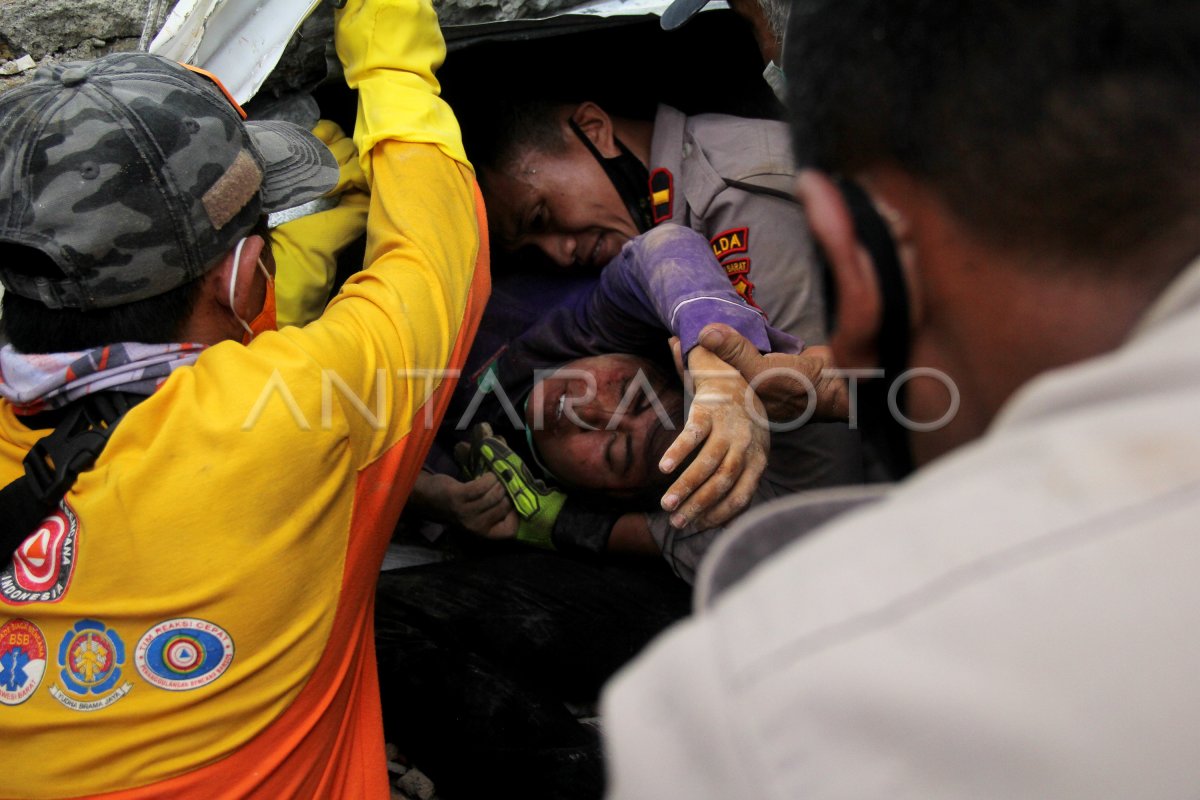 EVAKUASI KORBAN GEMPA BUMI | ANTARA Foto