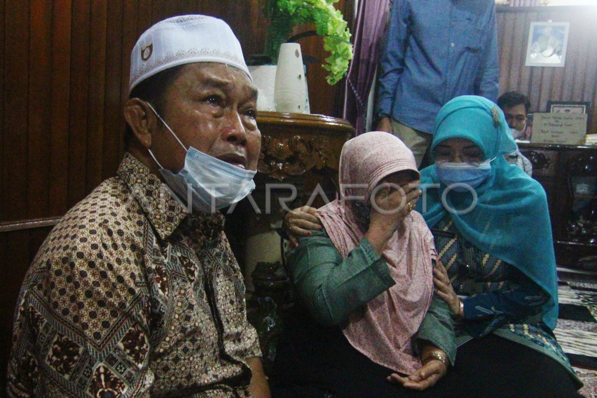 KELUARGA KORBAN TERIMA SANTUNAN JASA RAHARJA | ANTARA Foto