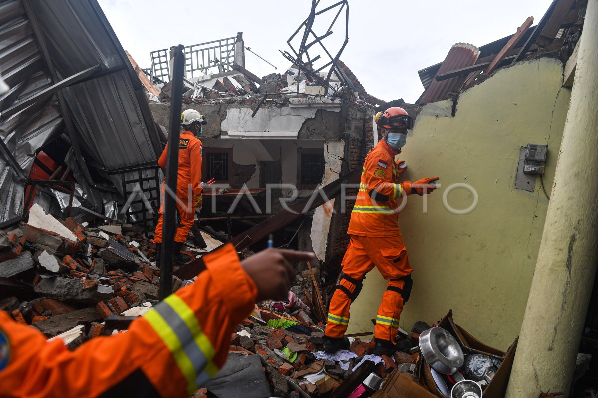 Dampak Gempa Bumi Di Mamuju Antara Foto