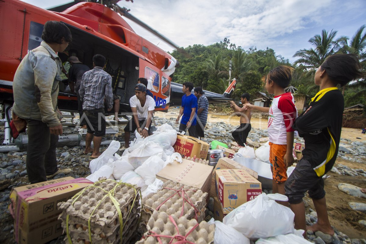 DISTRIBUSI LOGISTIK BANTUAN BANJIR MELALUI JALUR UDARA | ANTARA Foto