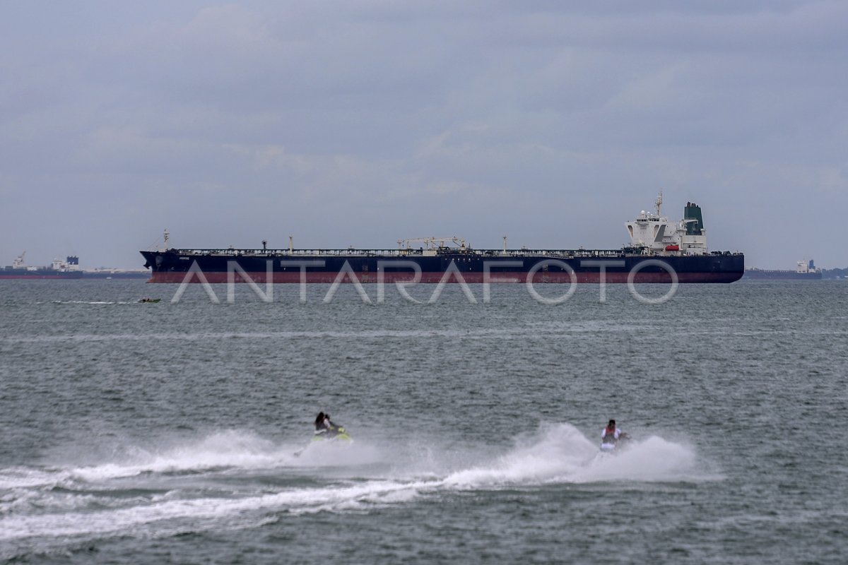 KAPAL TANKER MT HORSE DAN MT FREYA DIBAWA KE BATAM | ANTARA Foto