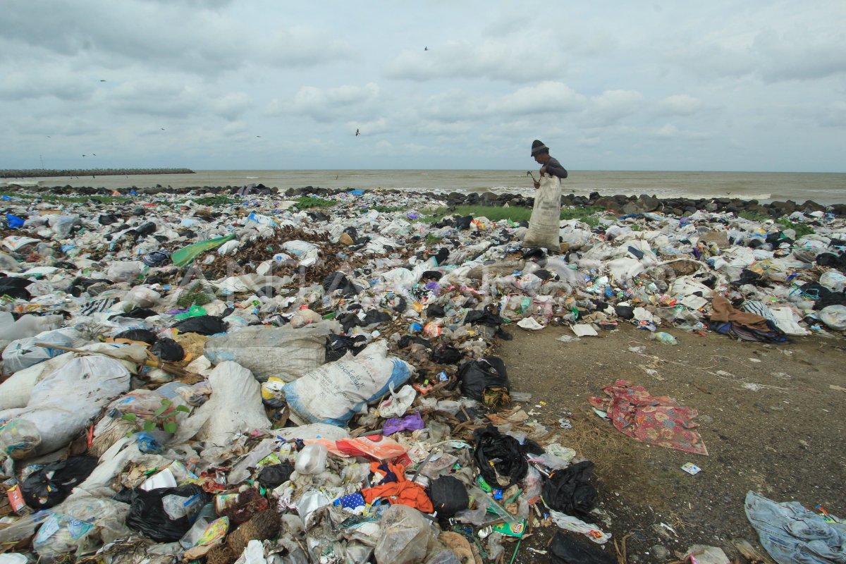 LAUT INDONESIA TERCEMAR SAMPAH | ANTARA Foto