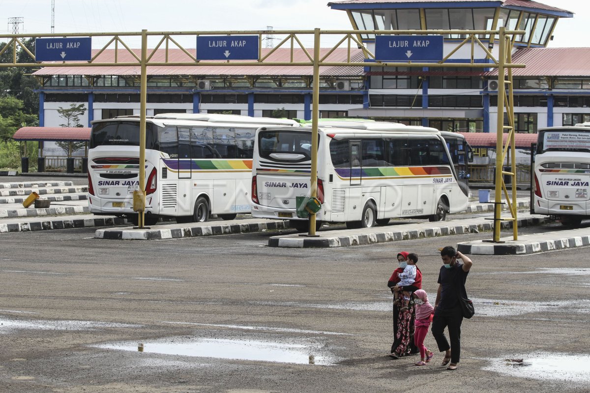 PENURUNAN PENUMPANG BUS AKAP | ANTARA Foto