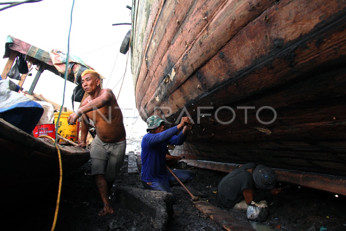 JASA PERBAIKAN KAPAL NELAYAN | ANTARA Foto