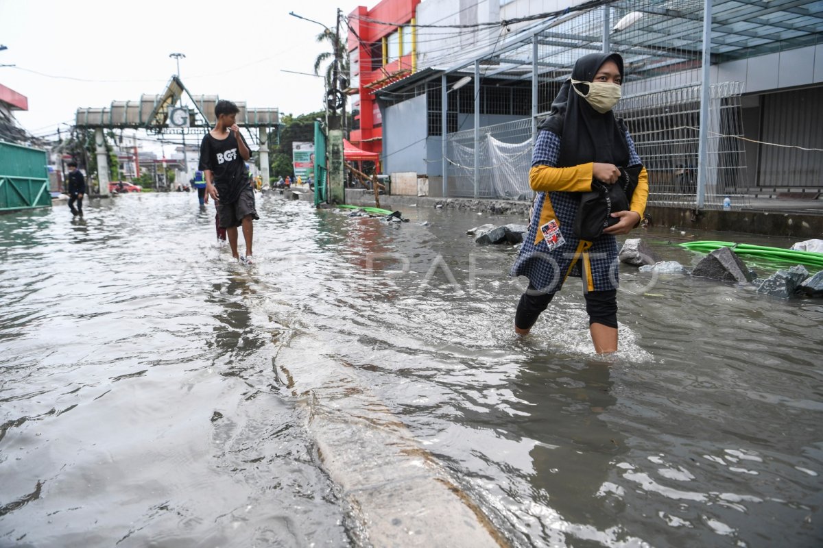 BANJIR RENDAM PERUMAHAN GREEN GARDEN JAKARTA | ANTARA Foto