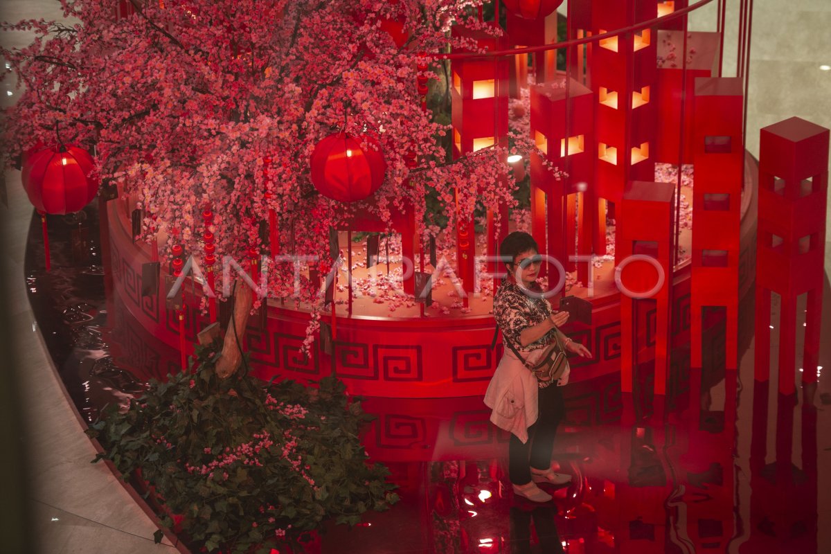 DEKORASI IMLEK DI PUSAT PERBELANJAAN | ANTARA Foto