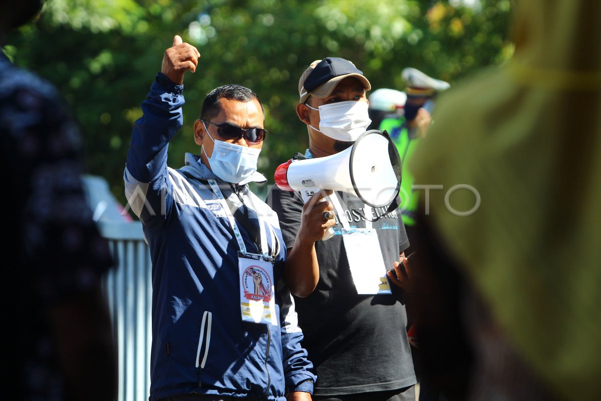 NASABAH BUMIPUTERA TUNTUT PENCAIRAN ASURANSI | ANTARA Foto