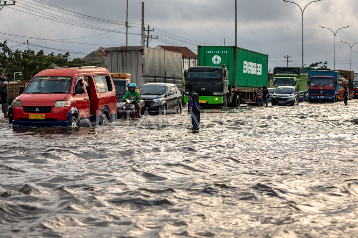 BANJIR DI JALUR PANTURA SEMARANG BERANGSUR SURUT | ANTARA Foto