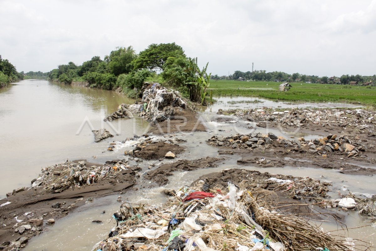 TANGGUL SUNGAI KEDUNGLARANGAN JEBOL | ANTARA Foto