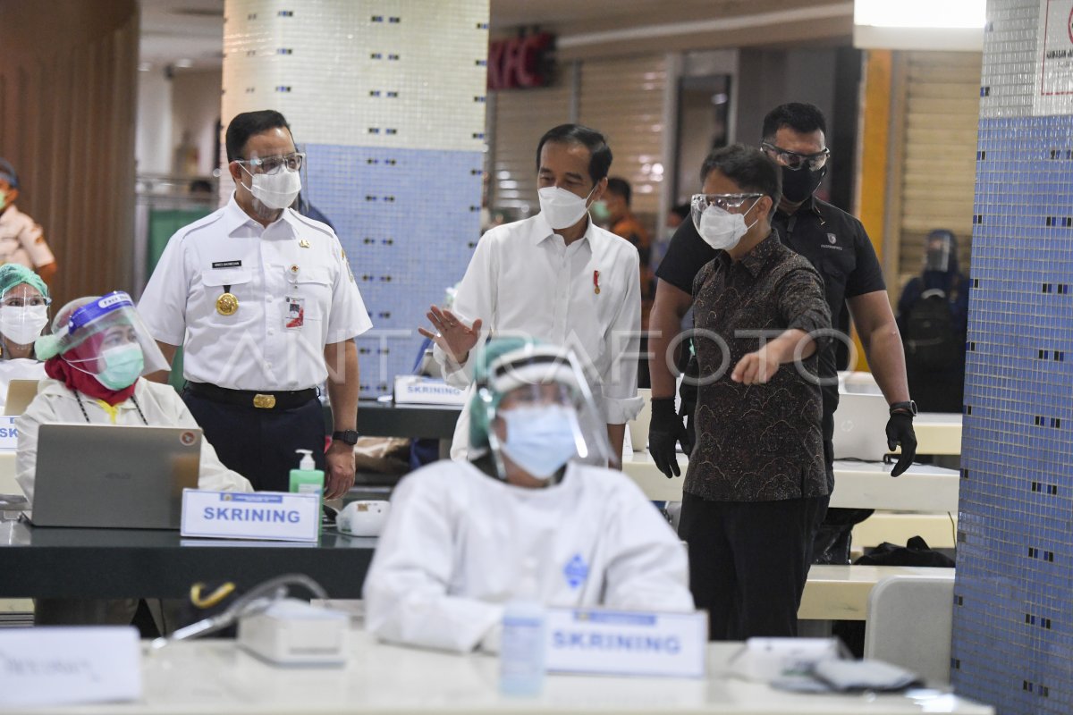 PRESIDEN TINJAU VAKSINASI COVID-19 PEDAGANG PASAR TANAH ABANG