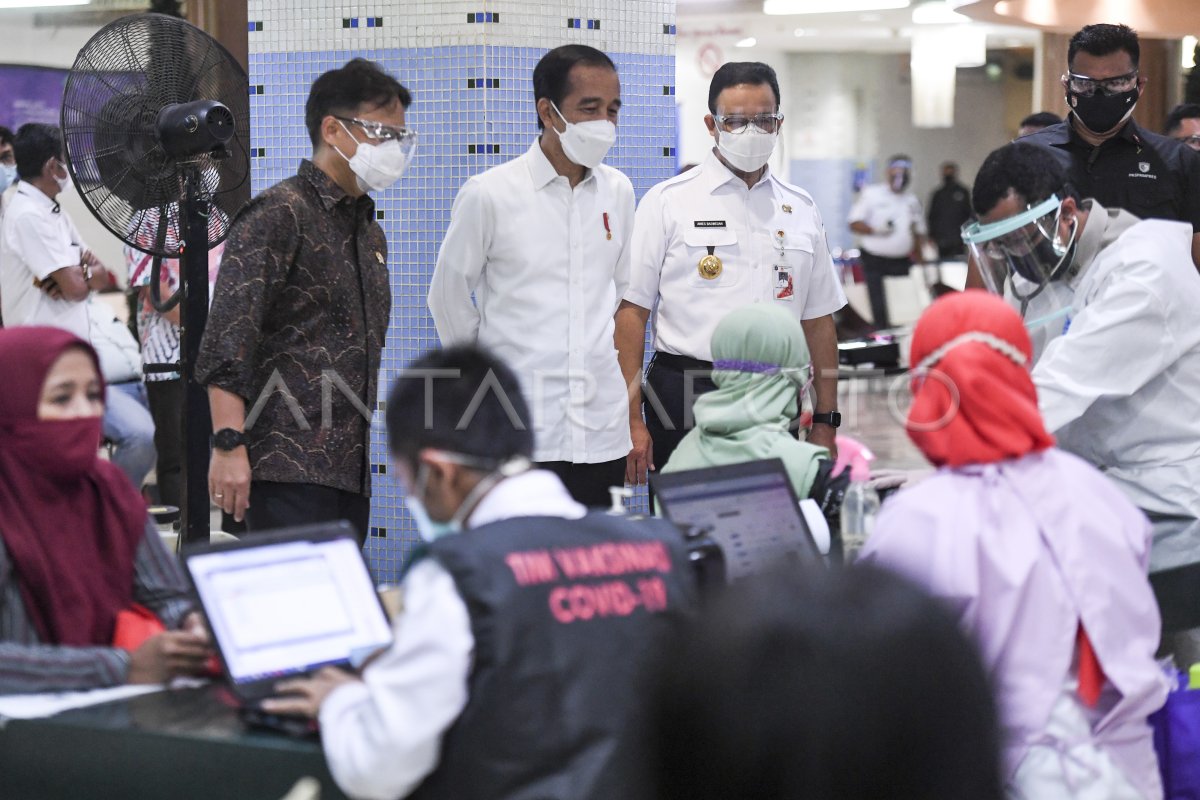 PRESIDEN TINJAU VAKSINASI COVID-19 PEDAGANG PASAR TANAH ABANG