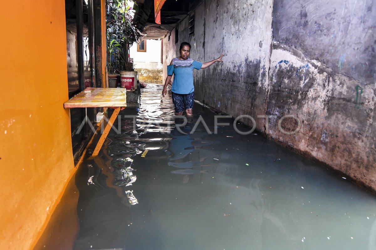 CURAH HUJAN TINGGI PENYEBAB BANJIR DI JAKARTA | ANTARA Foto