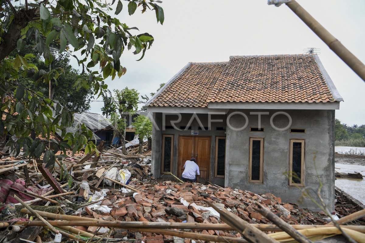 DAMPAK JEBOLNYA TANGGUL SUNGAI CITARUM | ANTARA Foto